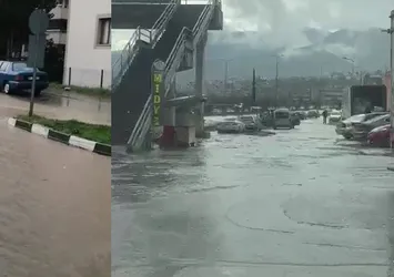 Karabük'te sağanak hayat felç etti! Yollar göle döndü iş yerleri sular altında kaldı