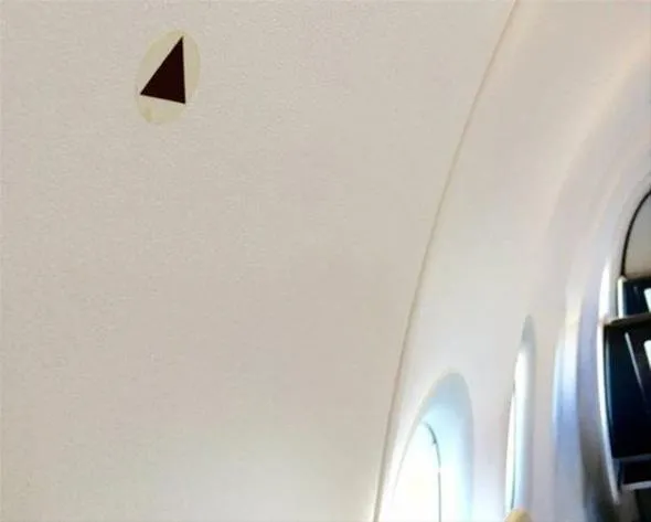 Uçaklardaki bu siyah üçgenin ne anlama geldiğini biliyor musunuz?
