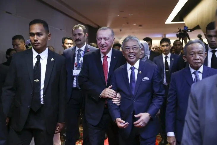 Başkan Erdoğan Kuala Lumpur’da! Oturumun ardından sergi alanını gezdi