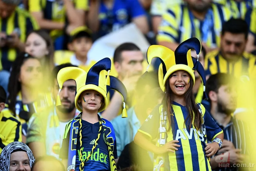 Dinamo Kiev maçında Fenerbahçe taraftarından anlamlı koreografi 24