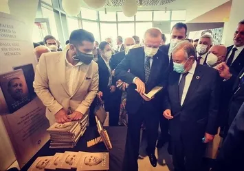 Başkan Recep Tayyip Erdoğan kaleme aldığı Daha Adil Bir Dünya Mümkün adlı kitabı imzalayarak BM Genel Sekreteri Antonio Guterres'e hediye etti