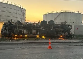 Hatay'da beton pompası taşıyan tır devrildi