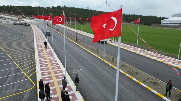 1710775146107.jpg Çorum'da şehitlik caddesi bayraklarla donatıldı - 1