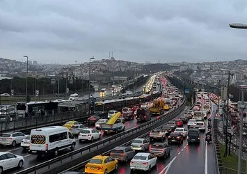 D-100 ve TEM'de trafik yoğunluğu! Yola çıkacaklar dikkat