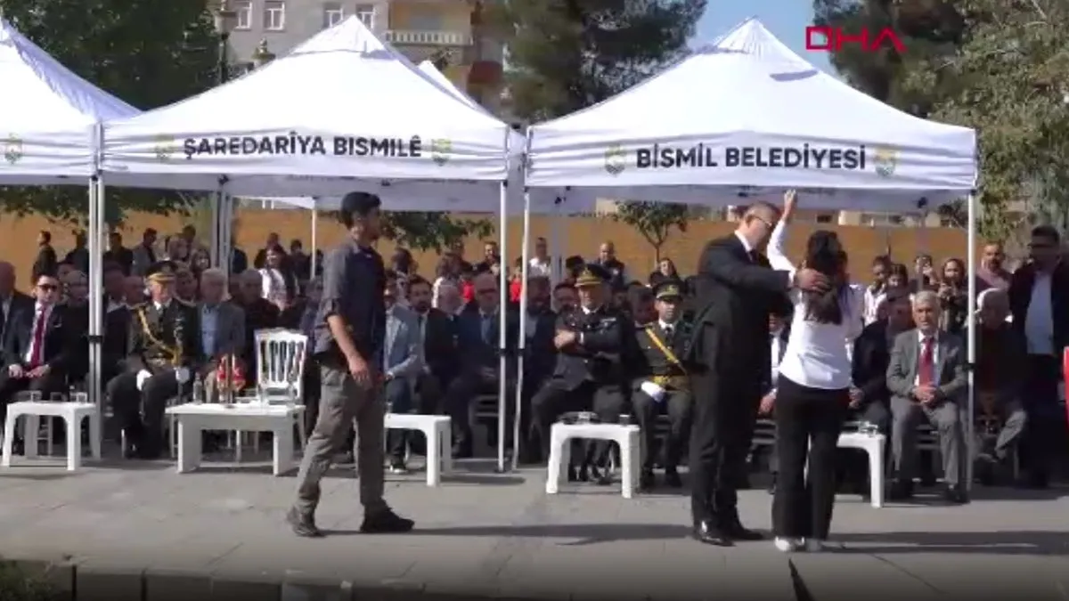 Duygu dolu  görüntüler! İstiklal Marşı okurken ağlayan kızı kaymakam teselli etti