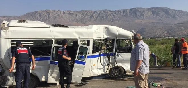 Son dakika: Mersin’de feci kaza! Okul servisi ile TIR çarpıştı: 9’u öğrenci 11 yaralı