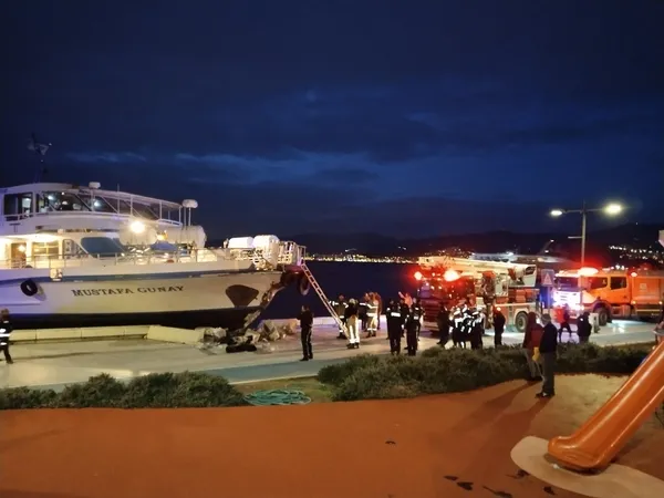 korku-dolu-anlar-izmirde-yolcu-vapuru-karaya-carpti-1704822305802.jpg Korku dolu anlar! İzmir’de yolcu vapuru karaya çarptı - 3