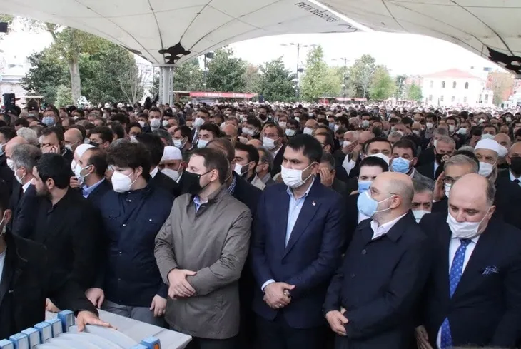 Özdemir Bayraktar son yolculuğuna uğurlandı! Sevenleri Fatih Camii’ne akın etti