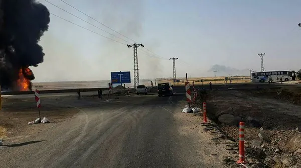 Yolcu otobüsü ve tanker çarpıştı! Ölü ve yararılar var - 1