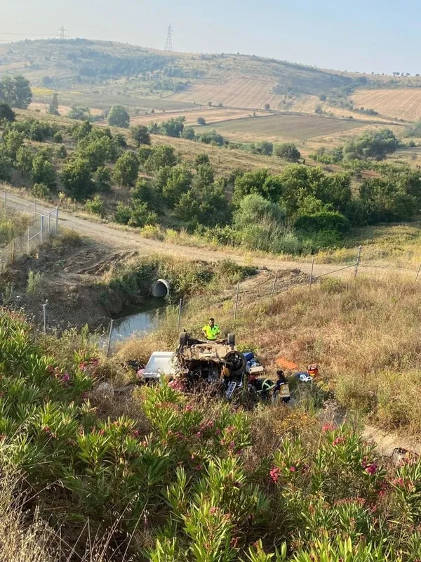 1689253022112.jpg Bursa'da feci kaza! Gurbetçi aile, otomobil ile şarampole düştü; 1'i bebek, 2'si çocuk 5 yaralı - 1