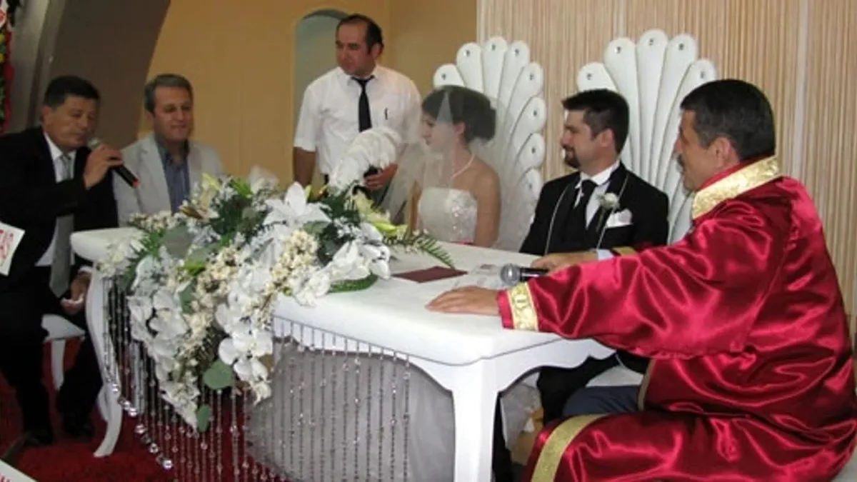 Adalet Bakanı'nın eşi nikah şahidi oldu