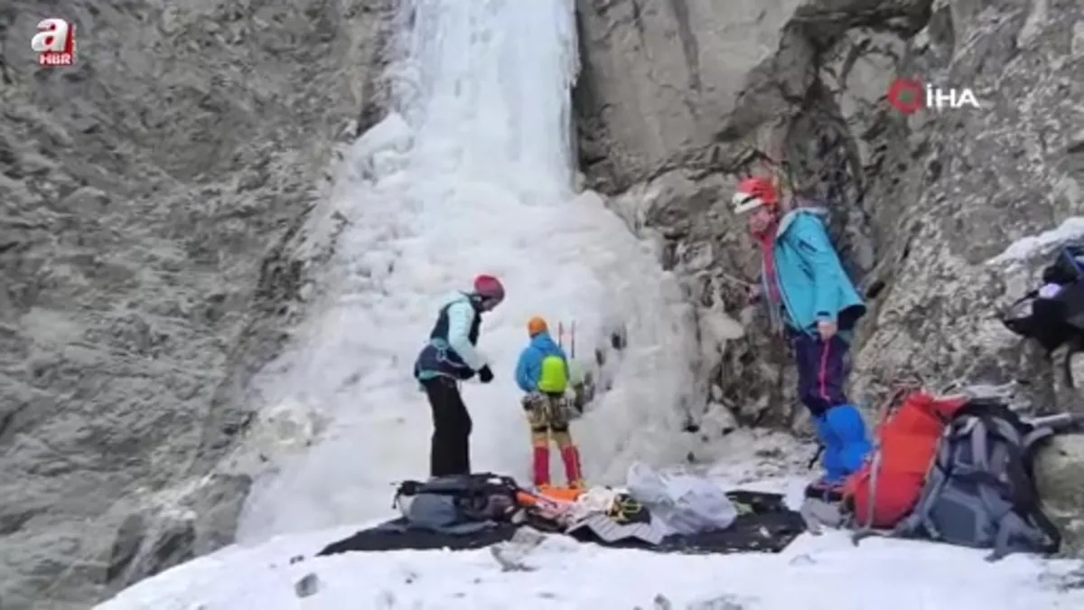 Buz tutan şelaleye nefes kesen tırmanış kamerada