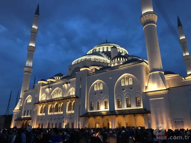 Büyük Çamlıca Camii'nde tarihi kalabalık!