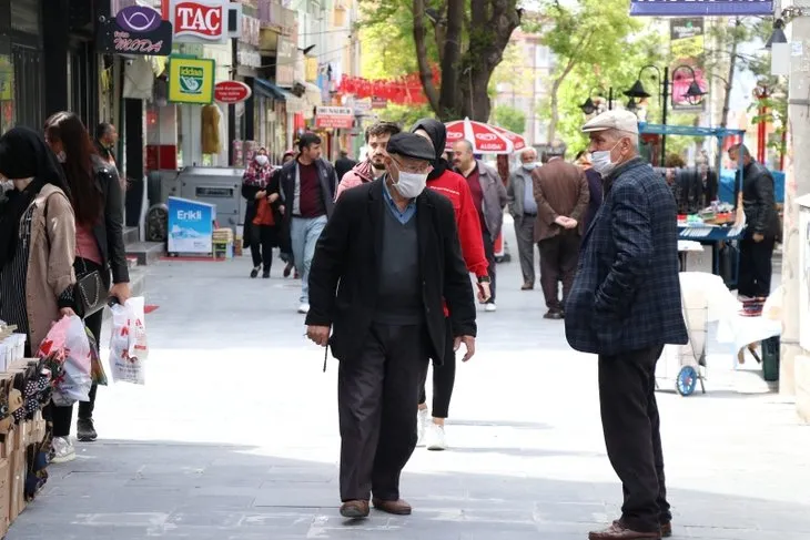 65 yaş üstü vatandaşlar 50 gün sonra sokakta! İşte o görüntüler