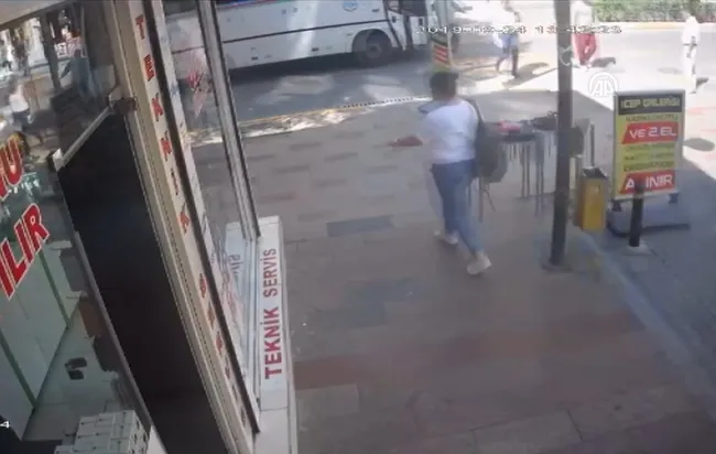 Yaşlı adam otobüsün altında metrelerce sürüklendi - 1