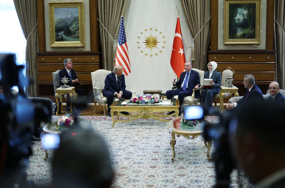 baskan-erdogan-donald-trump-ile-gorustu-turkiyede-bolgede-kalici-barisa-destegini-surdurecek-1787003874586.jpg Başkan Erdoğan'dan Trump ile telefon görüşmesi: "Türkiye bölgede kalıcı barışa desteğini sürdürecek" - 1