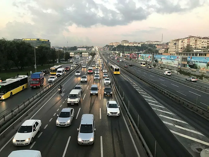 Son dakika: 5. ve 9. sınıflar yüzyüze eğitime başladı! İstanbul’da trafik yoğunluğu arttı - 1