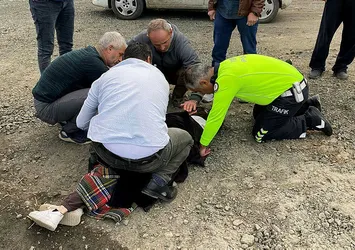 Trafik polisinin müdahalesi küçük kıza nefes oldu