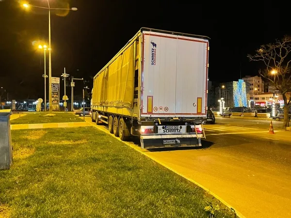 canakkalede-tirin-dorsesine-saklanan-kacak-gocmenler-yakalandi-1641562423651.jpg Çanakkale’de tırın dorsesine saklanan kaçak göçmenler yakalandı - 3