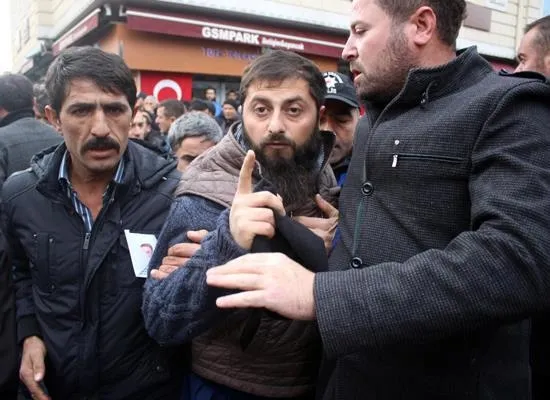 Kayseri’de şehit cenazesinde CHP çelengini parçaladılar - 1