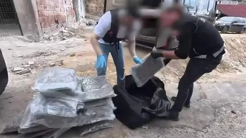 zehir-tacirlerine-darbe-beykozda-dev-narkotik-operasyonu-409-kilo-uyusturucu-ele-gecirildi-1789322854053.jpg Zehir tacirlerine darbe! Beykoz'da dev narkotik operasyonu: 409 kilo uyuşturucu ele geçirildi - 1