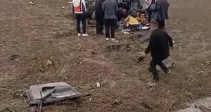 Otomobil elektrik direğine çarptı