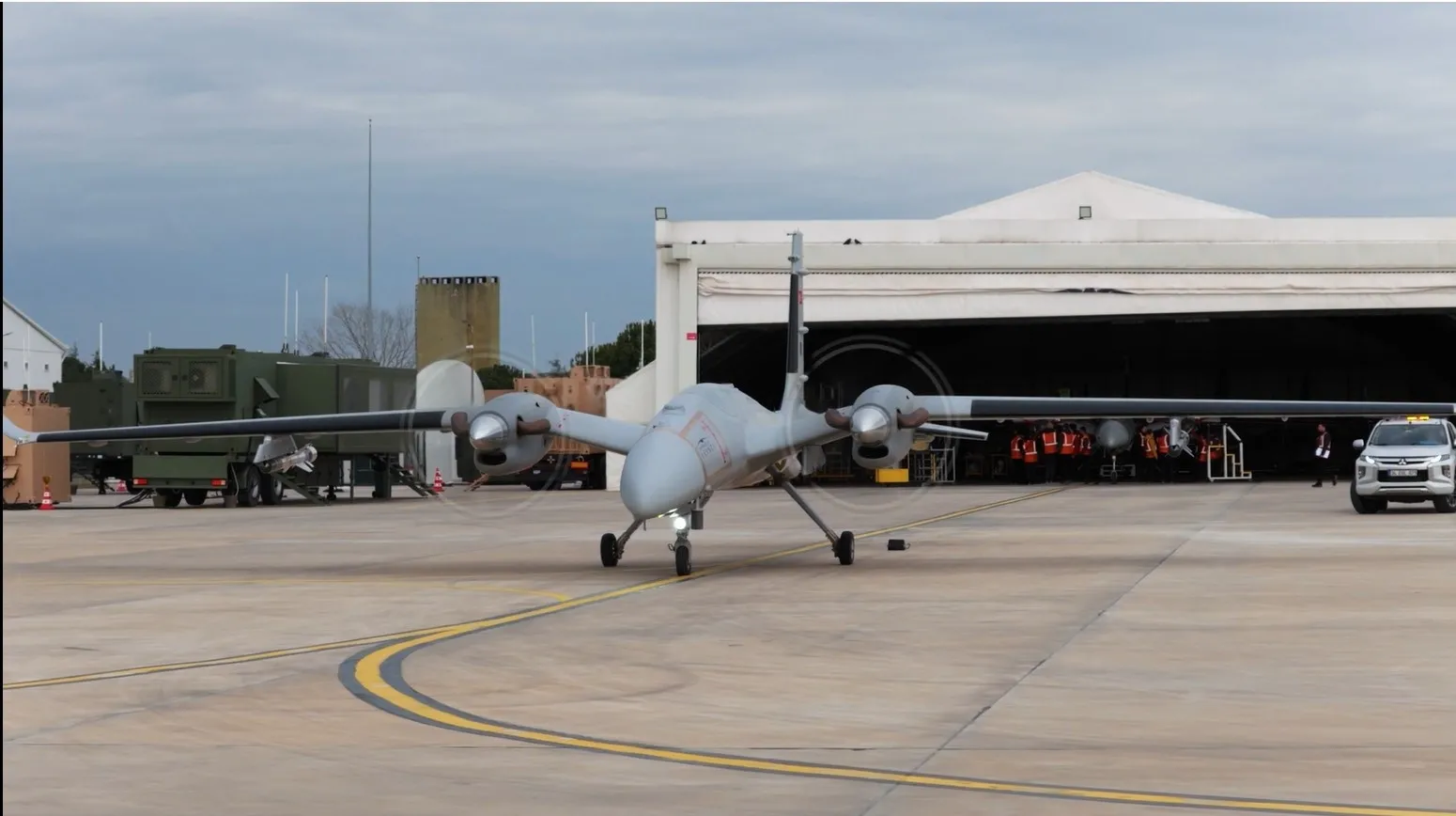 Gökyüzünde ay-yıldız damgası! Bayraktar Akıncı hedefi tam isabetle vurdu