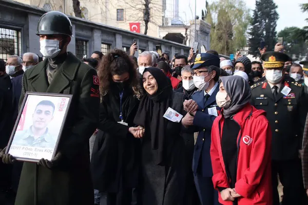 urfa-sehidine-son-gorev-gozyaslari-sel-oldu-1641739398939.jpg Urfa şehidine son görev! Gözyaşları sel oldu - 2