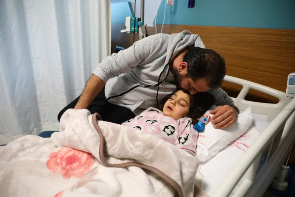 Enkazdan 101 saat sonra çıkarıldı! Baba ve kızının mucize kurtuluşu görenleri duygulandırdı - 1