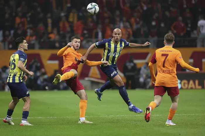 Galatasaray 3 Fenerbahçe ise 6 değişikle derbiye çıktı