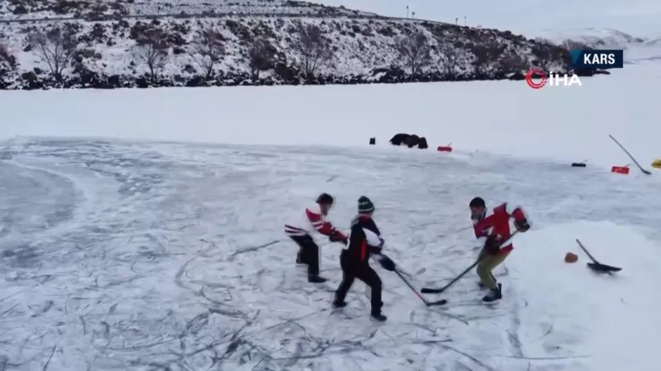 Çıldır Gölü’nde buz hokeyi