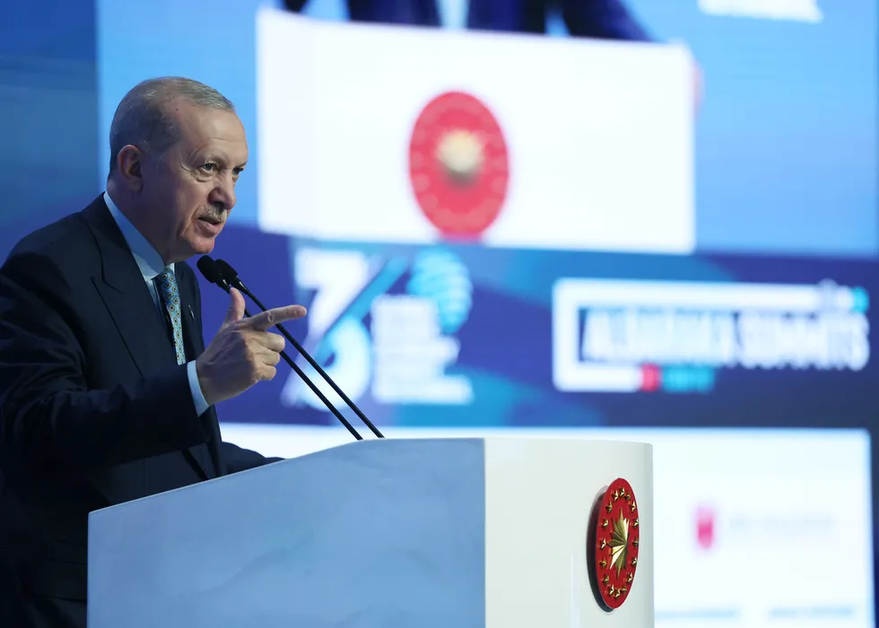 baskan-erdogandan-3-dunya-islam-ekonomisi-zirvesinde-pes-pese-mujdeler-emlak-katilimi-halka-arz-edecegiz-1780667107888.jpg Başkan Erdoğan'dan 3. Dünya İslam Ekonomisi Zirvesi'nde peş peşe müjdeler: Emlak Katılım'ı halka arz edeceğiz - 4