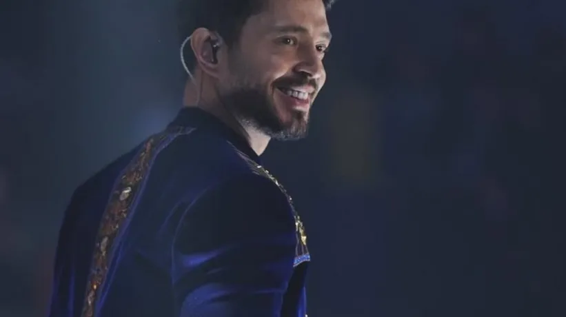 Türkmenistan'da konser veren Murat Boz'un sahne kostümü olay oldu!