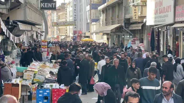 ekonomiyi-hedef-ozgur-ozele-vatandastan-ayar-2-nisanda-kartli-alisverislerin-tutari-mart-ayini-gecti-1743660375570.jpg Fotoğraf: AA