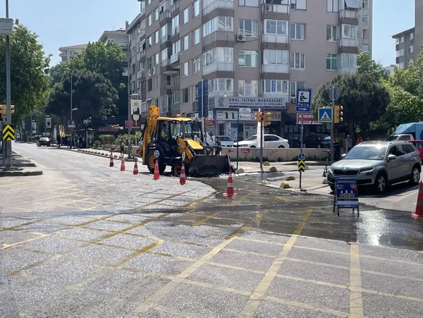 bir-iski-klasigi-yine-patlatti-hasar-goren-su-borusu-kadikoyu-gole-cevirdi-1652621121147.jpg Bir İSKİ klasiği: Yine patlattı! Hasar gören su borusu Kadıköyü göle çevirdi - 1