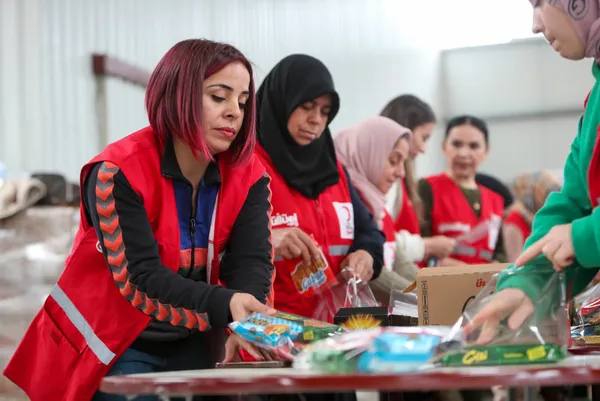 1681116640538.jpg Asrın felaketinin yaraları sarılmaya devam ediyor! Türk Kızılay’ı depremzede çocukları ikram paketiyle sevindirdi - 4