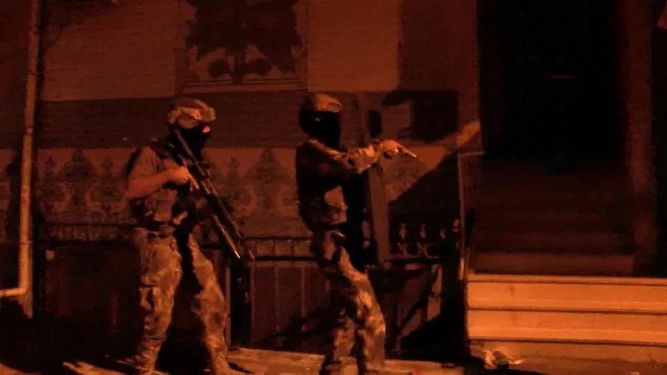 İstanbul'da zehir tacirlerine operasyon! Uykularında yakalandılar