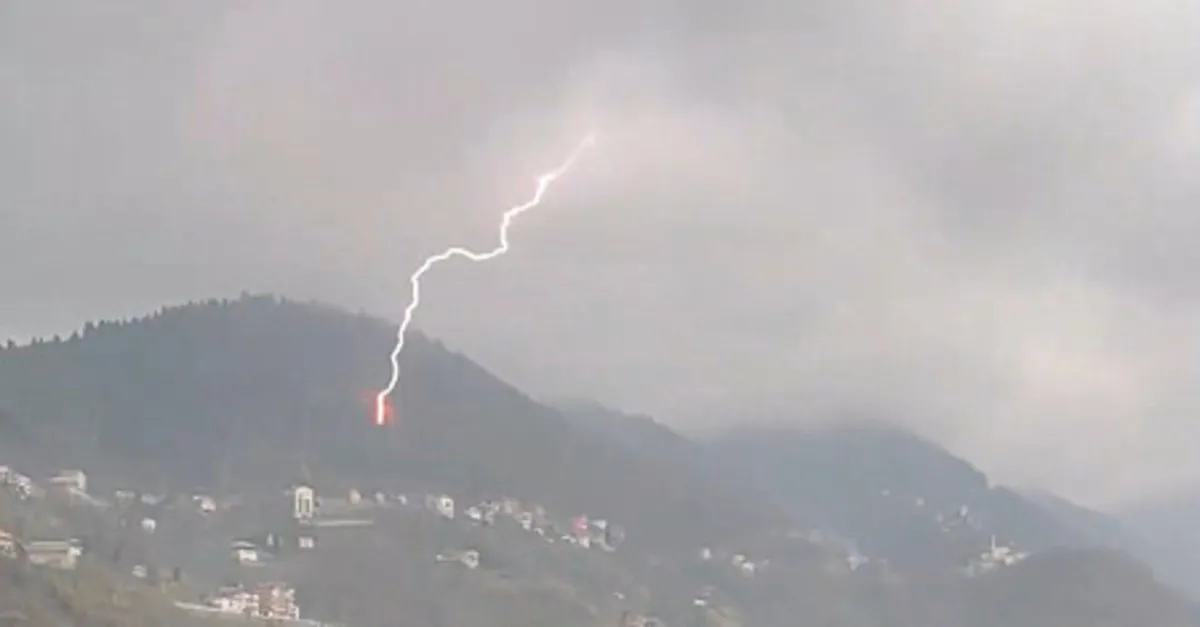 Rize'de yıldırım düşme anı kamerada