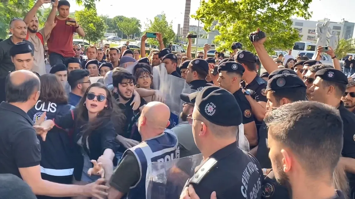 Eskişehir'de LGBT terörüne geçit yok! Bayrak açıp slogan atan sapkınlara gözaltı