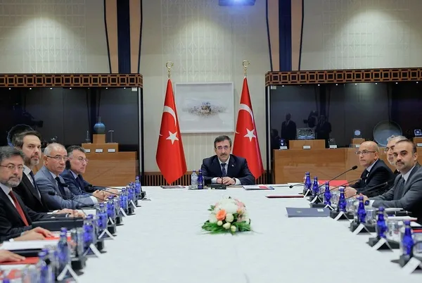 cumhurbaskani-yardimcisi-cevdet-yilmazdan-orta-vadeli-programla-ilgili-flas-aciklamalar-tarih-verildi-1691482180229.jpeg Cumhurbaşkanı Yardımcısı Cevdet Yılmaz'dan Orta Vadeli Program'la ilgili flaş açıklamalar! Tarih verildi - 1