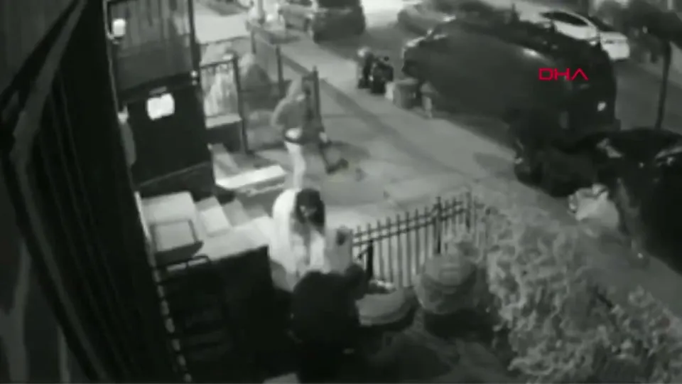 Koronavirüsün yeni merkezi olan ABD’de Asyalı kadına asitli saldırı |Video