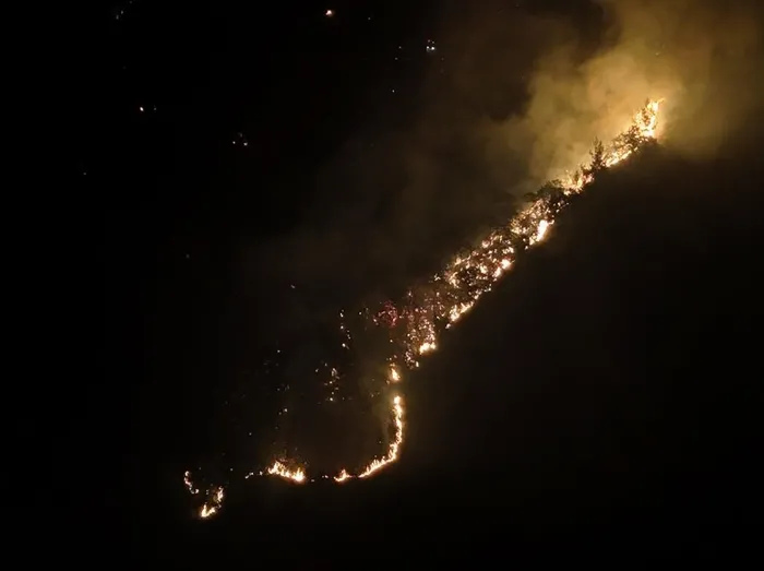 3-ilde-orman-yangini-ekipler-seferber-oldu-havadan-ve-karadan-mudahale-20-ev-tedbir-amacli-bosaltildi-1752025024367.jpg Uşak'taki orman yangını (FOTO: İHA)