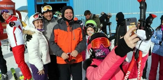 Ekrem İmamoğlu Elazığ depremi diye gitti Erzurum’da kayakta çıktı