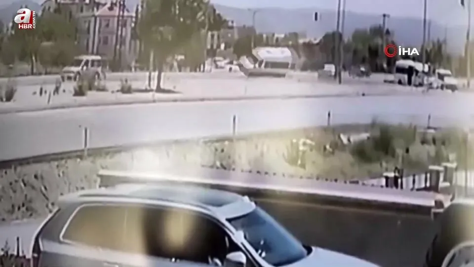 Otomobille çarpışan minibüs devrilmekten son anda kurtuldu: 3 yaralı