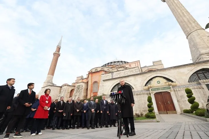 Başkan Erdoğan gazetecilere börek ikram etti