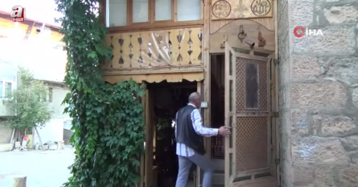 Bin parça antika eşyayı evinde sergiliyor