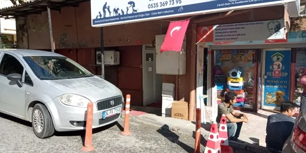 7-yildir-neden-yikilmiyor-1604946314095.jpeg 7 yıldır neden yıkılmıyor? Araçlar ve yayalar o yapı nedeniyle yolu kullanamıyor - 3