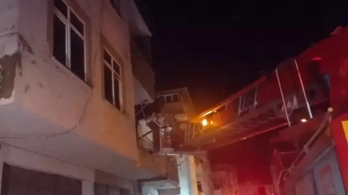 Yangında mahsur kalan ev sahibini, itfaiyeciler kurtardı