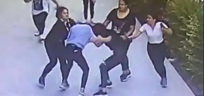 İzmir'de kız öğrencilerin kavgası kamerada - 1