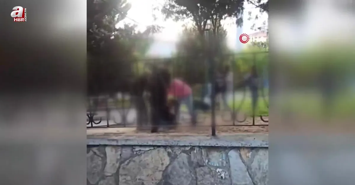 Başakşehir’de akran zorbalığı kamerada! Parkta birbirlerine acımasızca saldırdılar